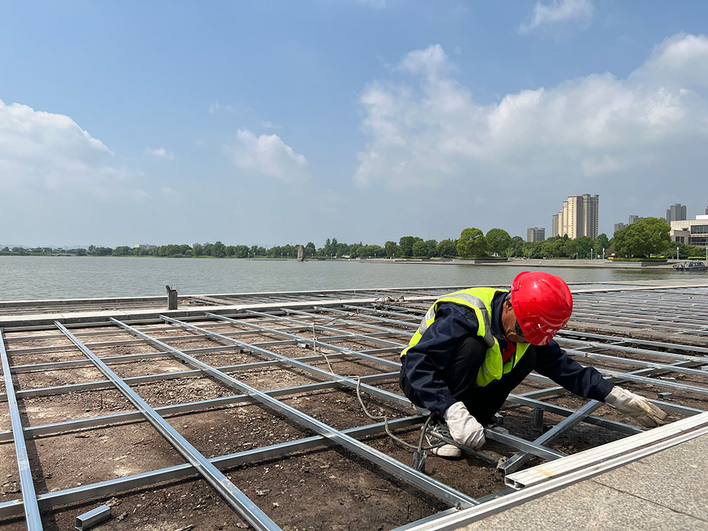 Warum muss vor dem Verlegen des Bodens der Kiel gelegt werden?