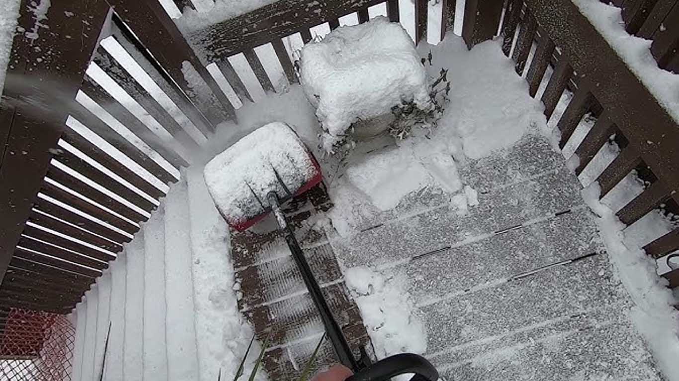 Wie räumt man den Schnee von der Außenterrasse?